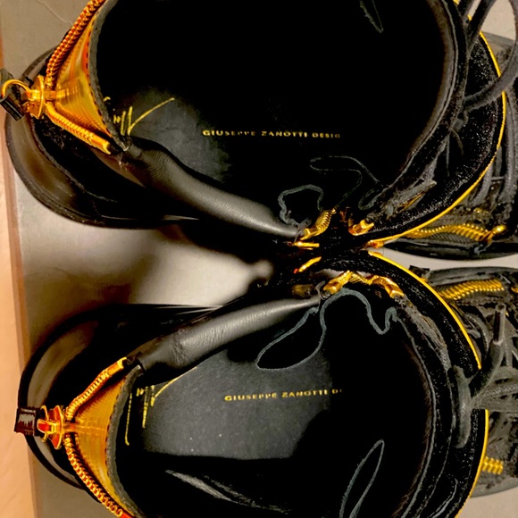 Giuseppe Zanotti
Coby velvet hi-top sneakers - Picture 9 of 9